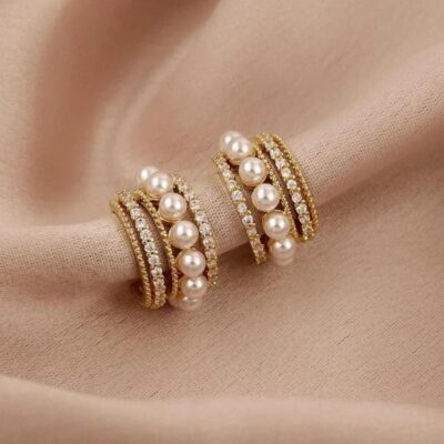 “Golden Halo Korean Earrings” – Grace in a Glimmering Curve