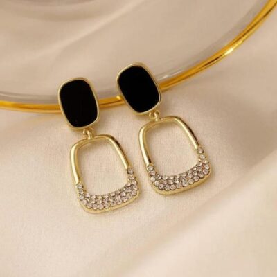“Golden Noir Glam Earrings” – Where Modern Boldness Meets Classic Shine